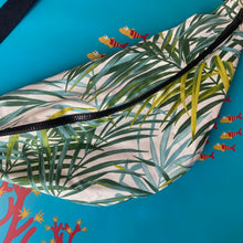 Charger l'image dans la galerie, Banane XL upcyclée "Amazonie verte"