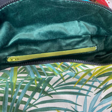 Charger l'image dans la galerie, Banane XL upcyclée "Amazonie verte"