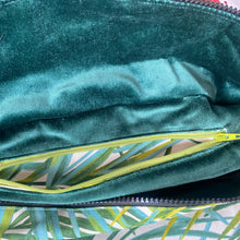 Charger l'image dans la galerie, Banane XL upcyclée "Amazonie verte"