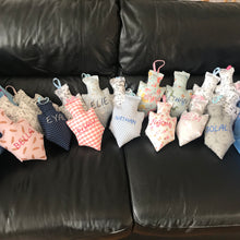 Charger l'image dans la galerie, Toupie-doudou brodée