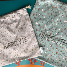 Charger l'image dans la galerie, Deux tailles de pochons pour la naissance d'Hyppolyte, en coton biologique et velours sur le thème des ours polaires