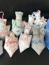 Charger l'image dans la galerie, Toupie-doudou brodée