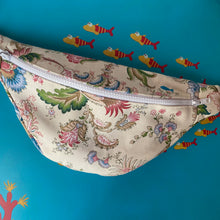 Charger l'image dans la galerie, Banane standard upcyclée "Fleurs romantiques"
