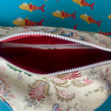 Charger l'image dans la galerie, Banane standard upcyclée "Fleurs romantiques"
