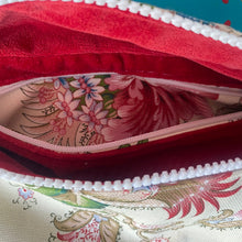 Charger l'image dans la galerie, Banane standard upcyclée "Fleurs romantiques"
