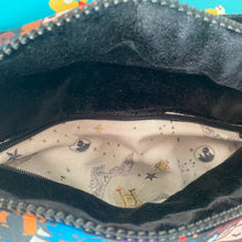 Charger l'image dans la galerie, Banane standard upcyclée "Sorcières et sorciers" poche étoiles
