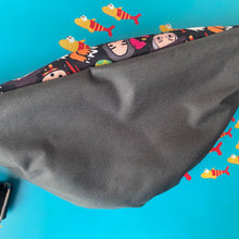 Charger l'image dans la galerie, Banane standard upcyclée "Sorcières et sorciers" poche Hedwige
