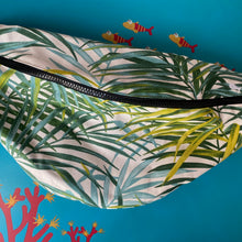 Charger l'image dans la galerie, Banane XL upcyclée "Amazonie verte"
